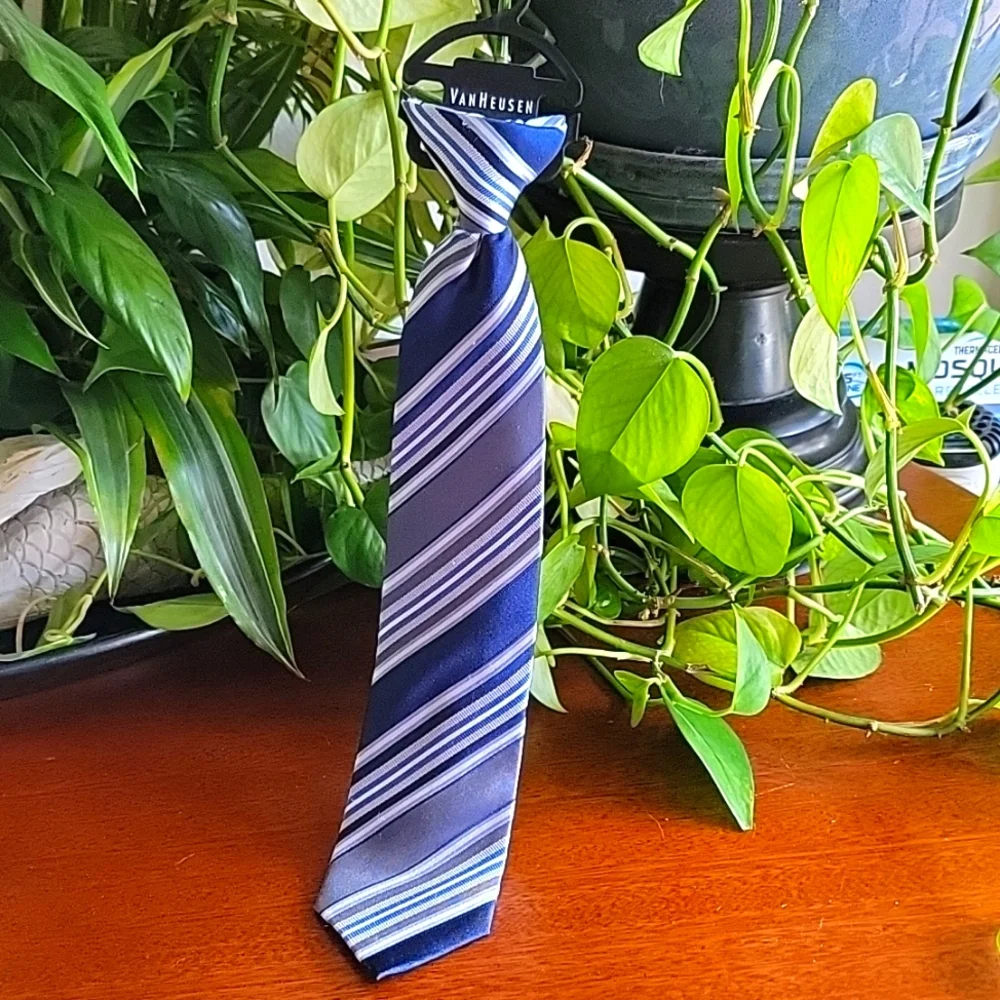 VAN Heusen Boys clip on 👔 Neck Tie BLUE & GRAY stain resistant